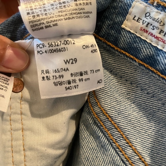 Levi's (men's) jeans repurposed to women's cutoff shorts. Perfect for festivals! - Picture 8 of 8